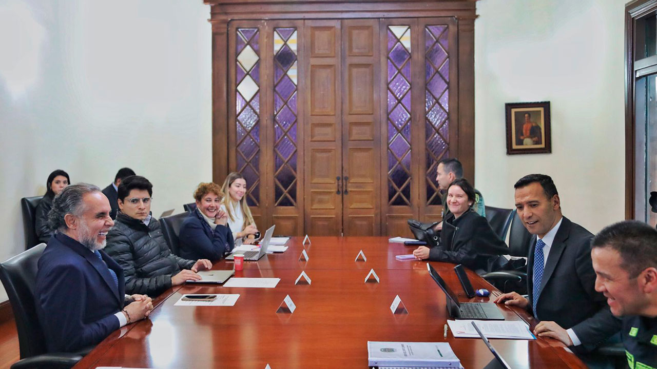 El Gobierno nacional avanza con las garantías de seguridad para las elecciones del año entrante, con despliegue de la Fuerza Pública y protección a precandidatos. Foto: Ministerio del Interior