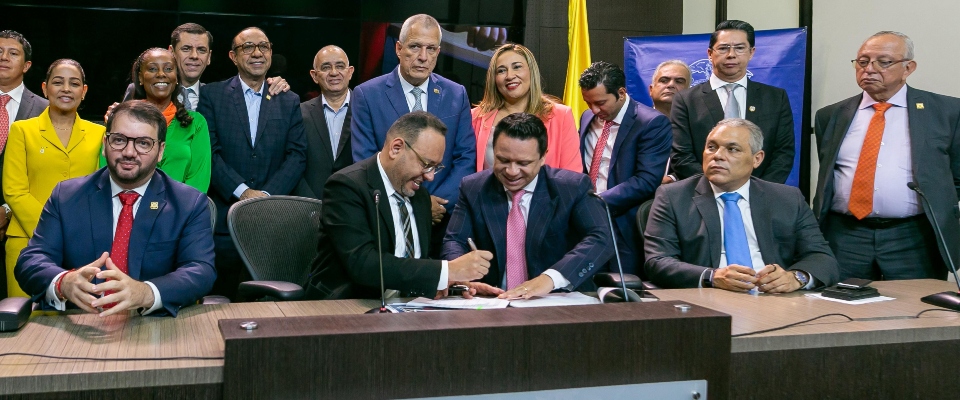 En la Grafica  el Ministro de Comunicaciones  Julián Molina , el Secretario General del Senado  Diego Gonzalez, los  Senadores José David Name,  Pedro Blanco, Julio Elías Vidal y Representantes a la Cámara de diferentes partidos políticos en apoyo al proyecto