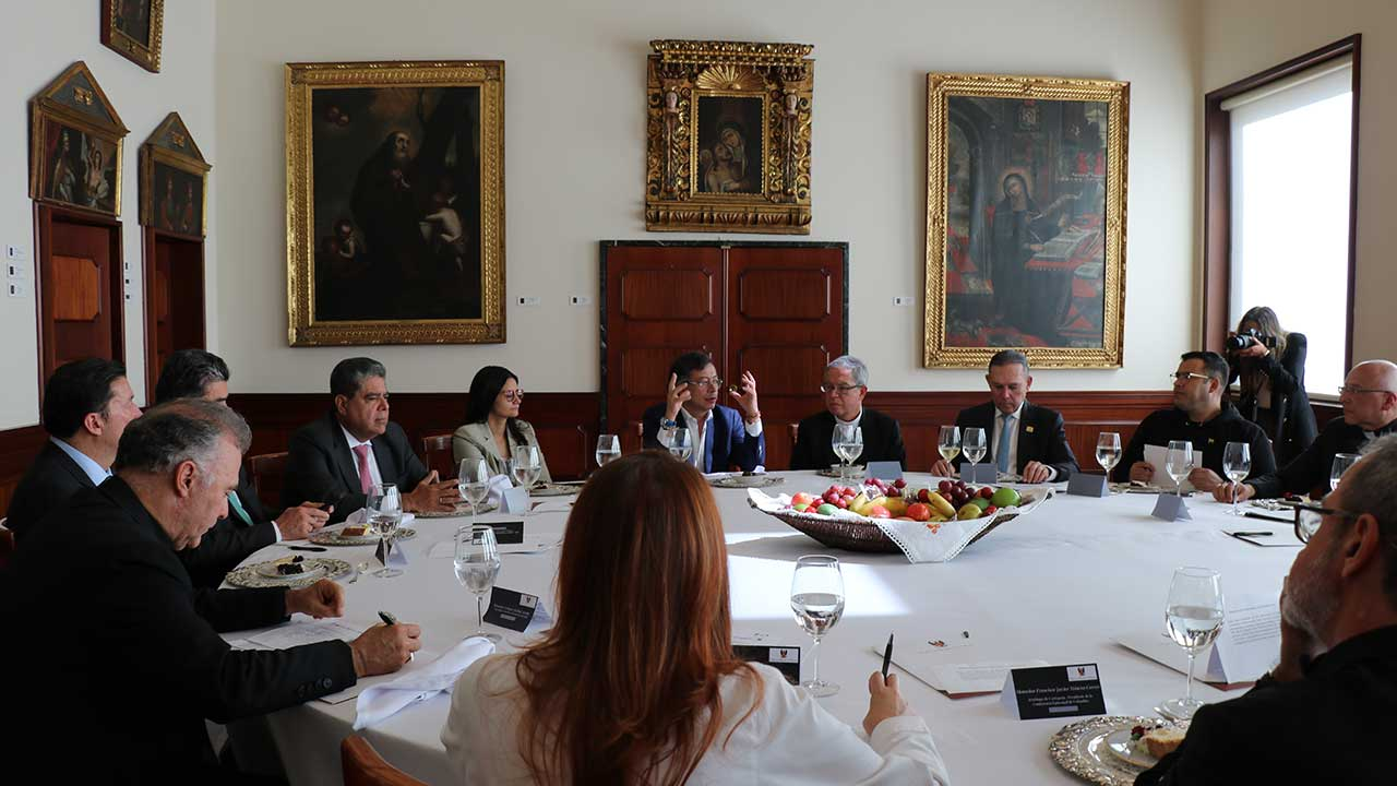 El presidente Gustavo Petro , en la Casa Episcopal de Bogotá, con representantes de la iglesia, del Congreso de la República, organismos de control y la organización electoral. Foto: Prensa Arquidiócesis